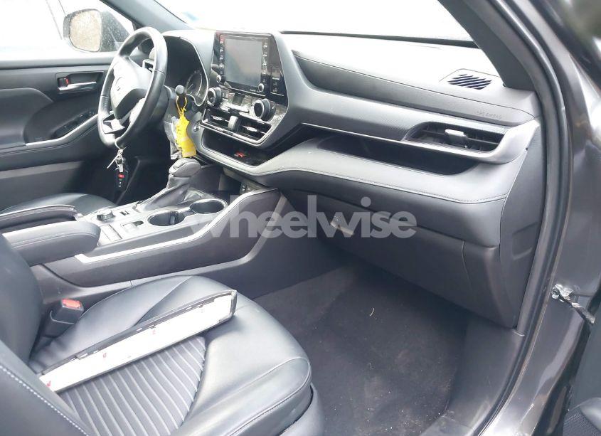 Photo 5 of 2022 Toyota Highlander XSE (VIN 5TDLZRBH6NS236117)