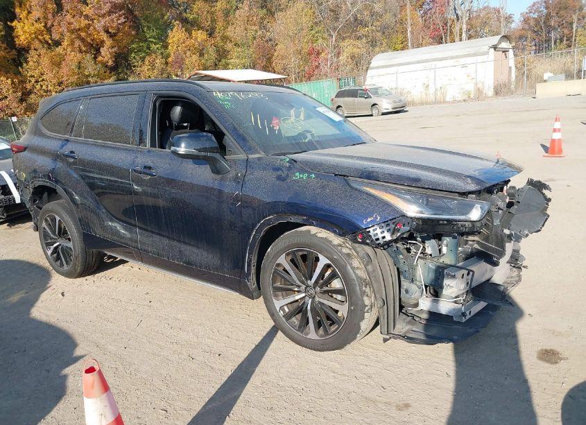 2022 Toyota Highlander XSE (VIN 5TDLZRBH7NS243951) main photo