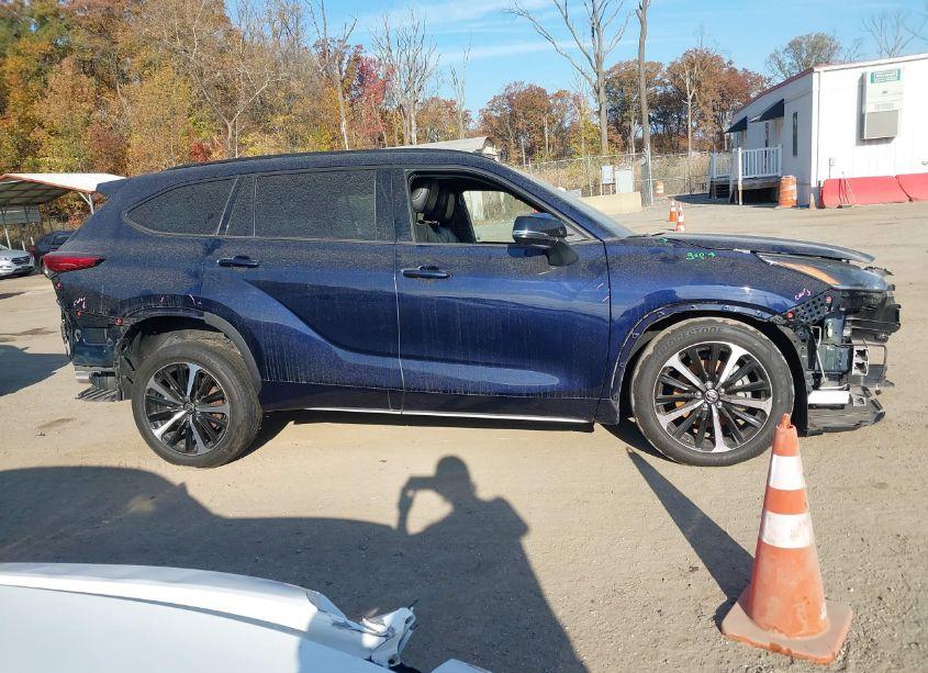 Photo 14 of 2022 Toyota Highlander XSE (VIN 5TDLZRBH7NS243951)