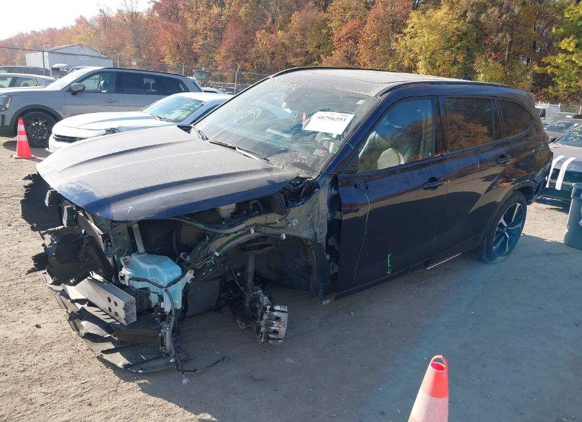 Photo 2 of 2022 Toyota Highlander XSE (VIN 5TDLZRBH7NS243951)