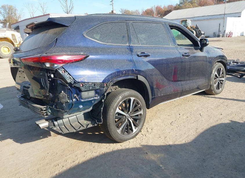 Photo 4 of 2022 Toyota Highlander XSE (VIN 5TDLZRBH7NS243951)