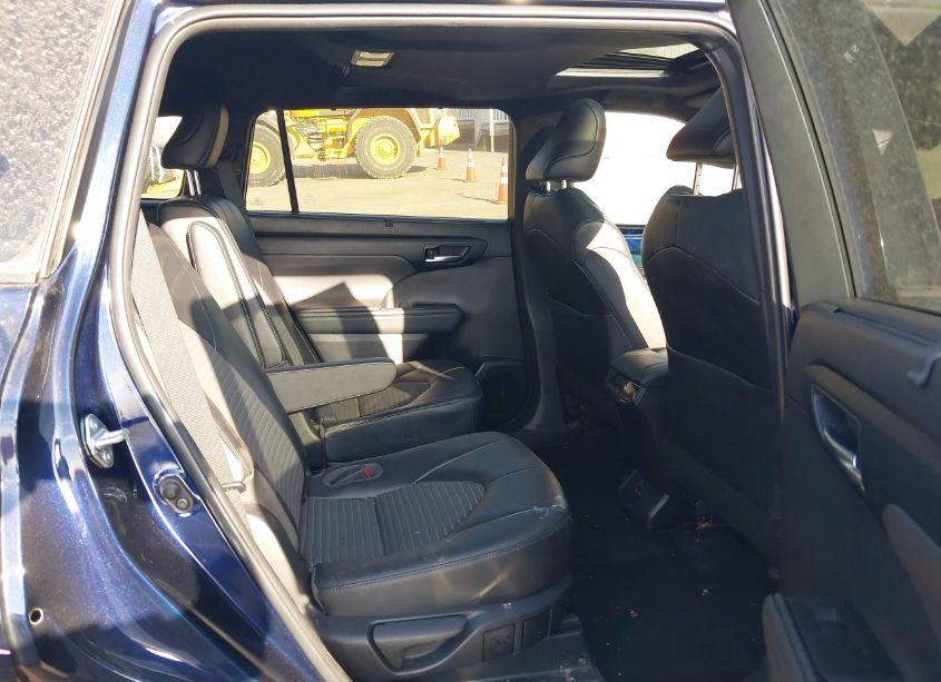 Photo 8 of 2022 Toyota Highlander XSE (VIN 5TDLZRBH7NS243951)