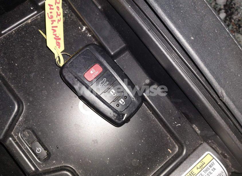 Photo 11 of 2022 Toyota Highlander XSE (VIN 5TDLZRBH8NS201417)