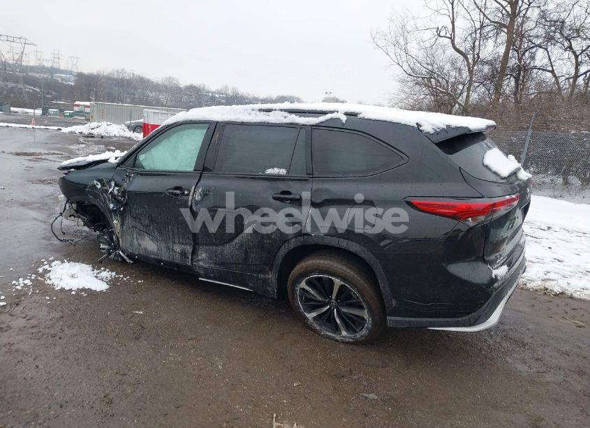Photo 3 of 2022 Toyota Highlander XSE (VIN 5TDLZRBH9NS163258)