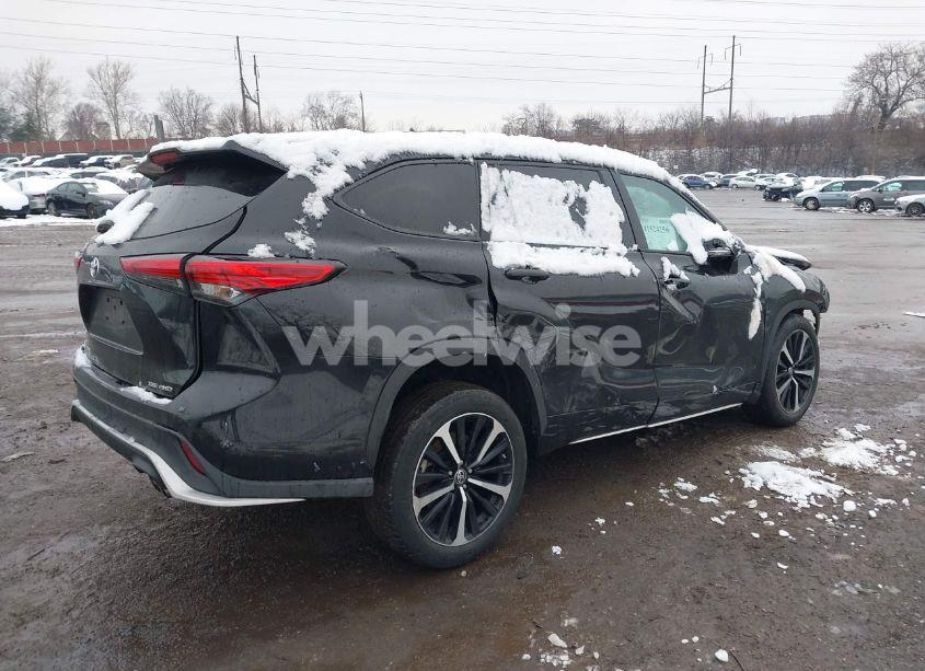 Photo 4 of 2022 Toyota Highlander XSE (VIN 5TDLZRBH9NS163258)