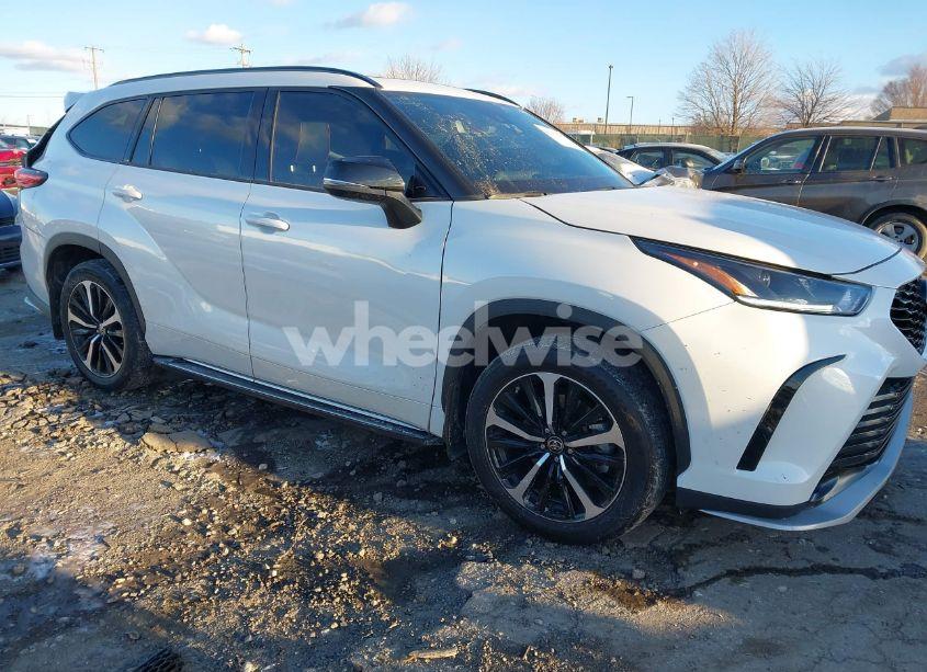 2022 Toyota Highlander XSE (VIN 5TDLZRBHXNS188525) main photo