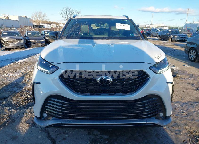 Photo 11 of 2022 Toyota Highlander XSE (VIN 5TDLZRBHXNS188525)
