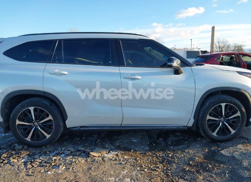 Photo 12 of 2022 Toyota Highlander XSE (VIN 5TDLZRBHXNS188525)