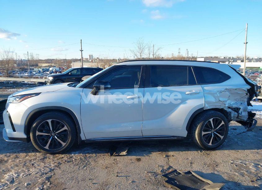 Photo 13 of 2022 Toyota Highlander XSE (VIN 5TDLZRBHXNS188525)