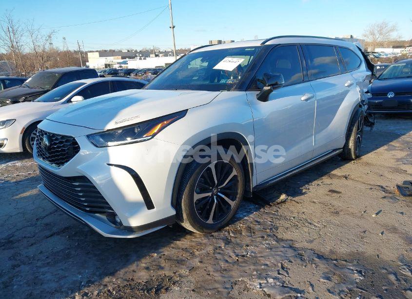 Photo 2 of 2022 Toyota Highlander XSE (VIN 5TDLZRBHXNS188525)