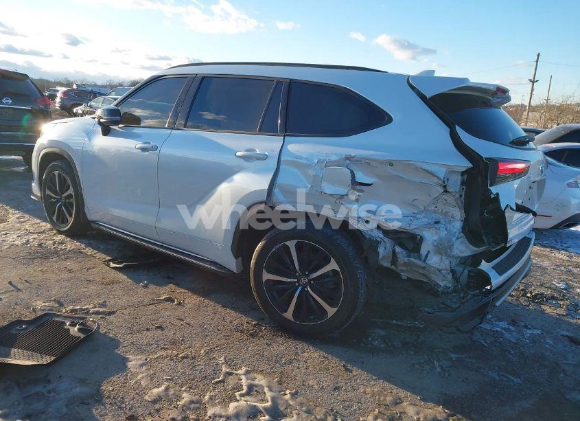 Photo 3 of 2022 Toyota Highlander XSE (VIN 5TDLZRBHXNS188525)