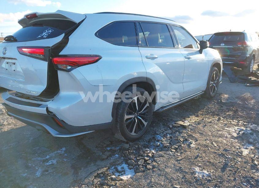 Photo 4 of 2022 Toyota Highlander XSE (VIN 5TDLZRBHXNS188525)