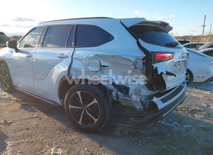 Photo 6 of 2022 Toyota Highlander XSE (VIN 5TDLZRBHXNS188525)