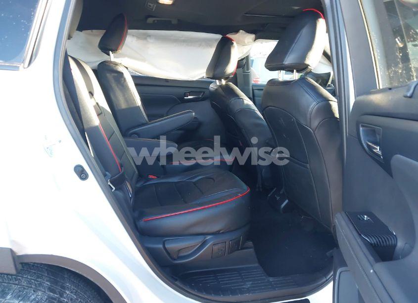 Photo 8 of 2022 Toyota Highlander XSE (VIN 5TDLZRBHXNS188525)