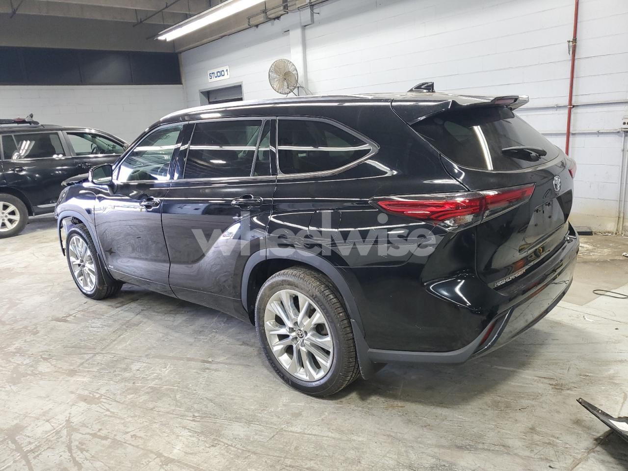 Photo 2 of 2021 TOYOTA HIGHLANDER HYBRID LIMITED (VIN 5TDXBRCH3MS017585)