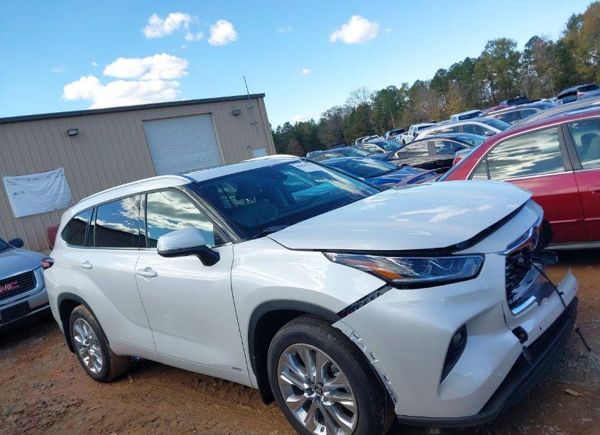 Photo 14 of 2024 Toyota Highlander HYBRID LIMITED (VIN 5TDXBRCH5RS614759)