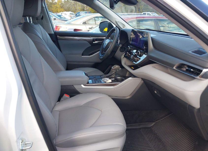 Photo 5 of 2024 Toyota Highlander HYBRID LIMITED (VIN 5TDXBRCH5RS614759)