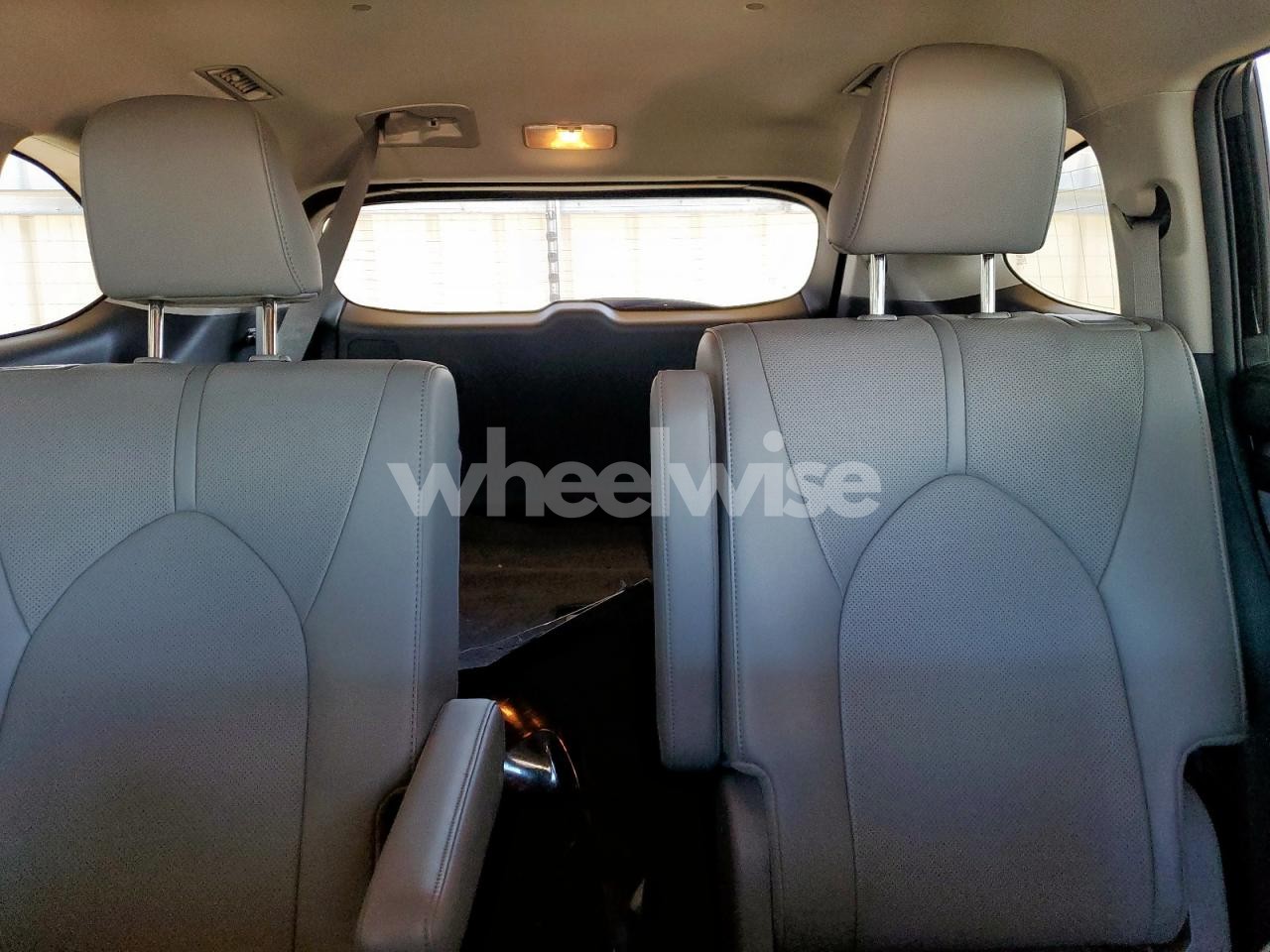 Photo 10 of 2024 TOYOTA HIGHLANDER HYBRID LIMITED (VIN 5TDXBRCHXRS625837)