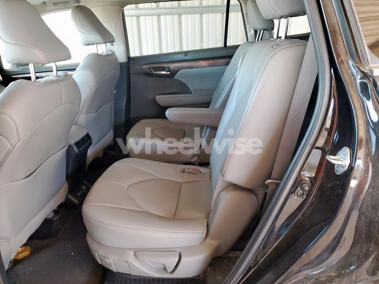 Photo 11 of 2024 TOYOTA HIGHLANDER HYBRID LIMITED (VIN 5TDXBRCHXRS625837)