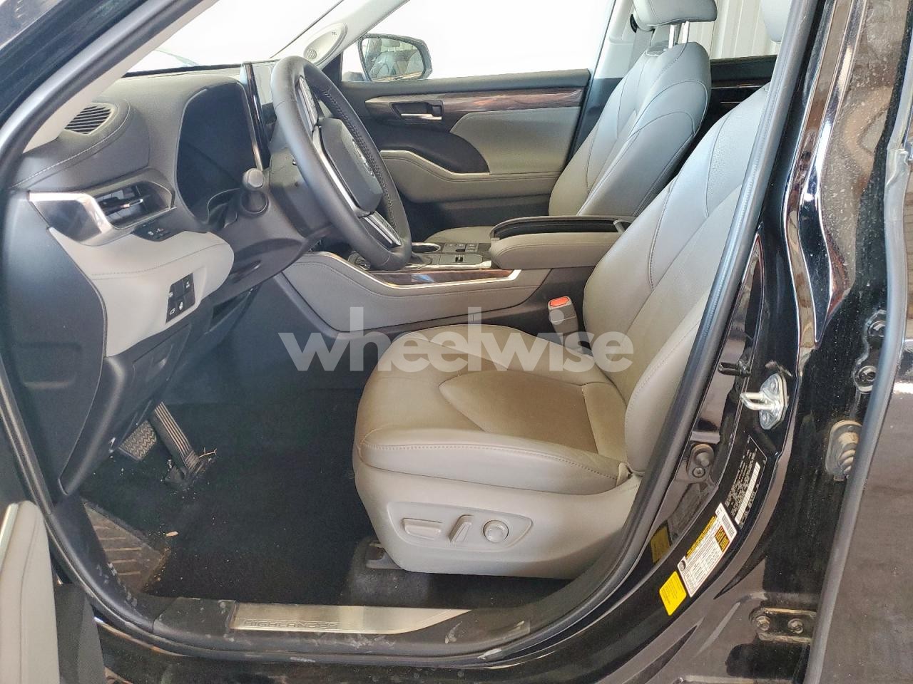 Photo 7 of 2024 TOYOTA HIGHLANDER HYBRID LIMITED (VIN 5TDXBRCHXRS625837)