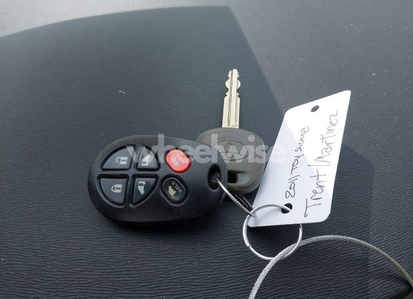 Photo 11 of 2011 Toyota Sienna SPORT (VIN 5TDXK3DC1BS096963)