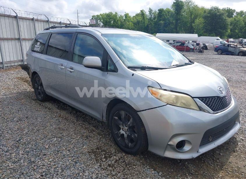 2013 Toyota Sienna SE 8 PASSENGER (VIN 5TDXK3DC1DS290542) main photo
