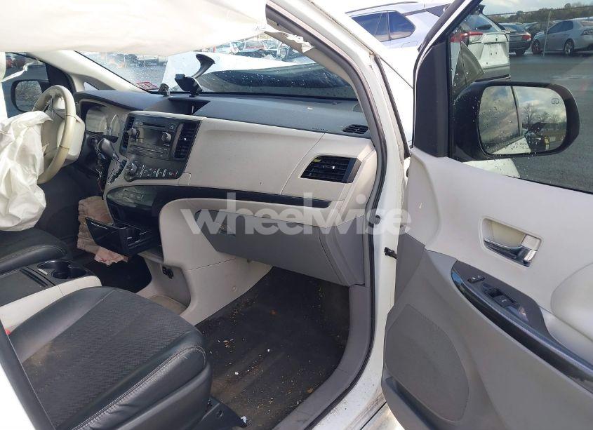 Photo 5 of 2014 Toyota Sienna SE 8 PASSENGER (VIN 5TDXK3DC1ES422510)