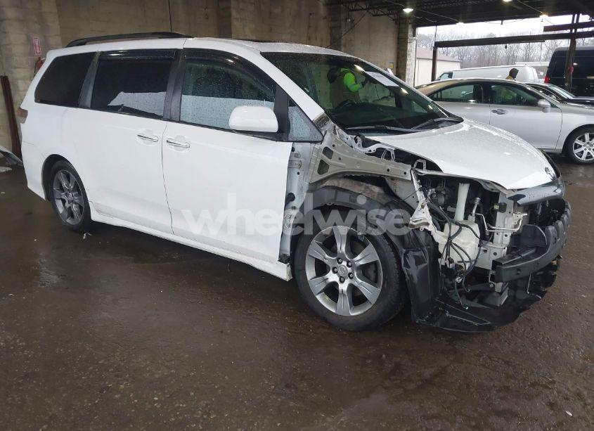 2015 Toyota Sienna SE PREMIUM 8 PASSENGER (VIN 5TDXK3DC1FS528070) main photo