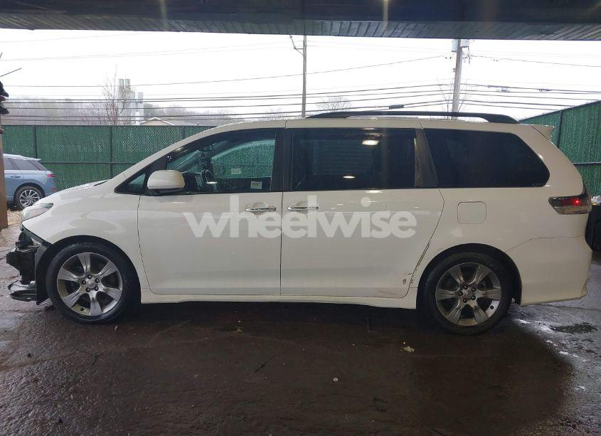 Photo 15 of 2015 Toyota Sienna SE PREMIUM 8 PASSENGER (VIN 5TDXK3DC1FS528070)