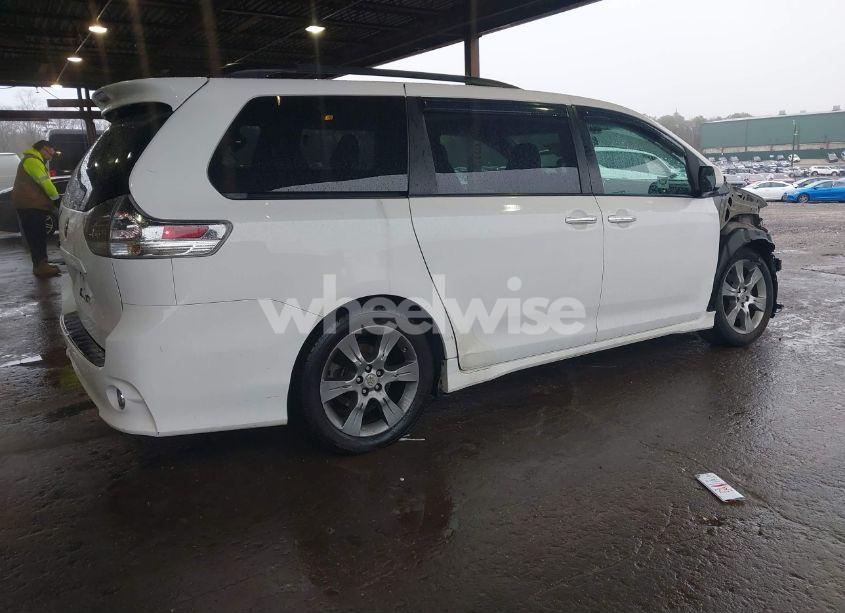 Photo 4 of 2015 Toyota Sienna SE PREMIUM 8 PASSENGER (VIN 5TDXK3DC1FS528070)