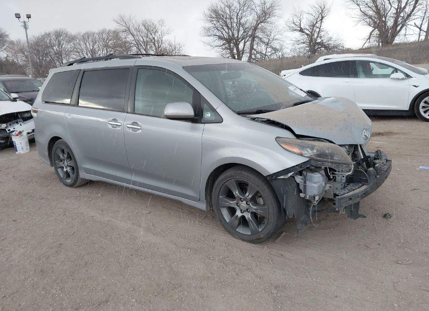 2015 Toyota Sienna SE 8 PASSENGER (VIN 5TDXK3DC1FS615550) main photo