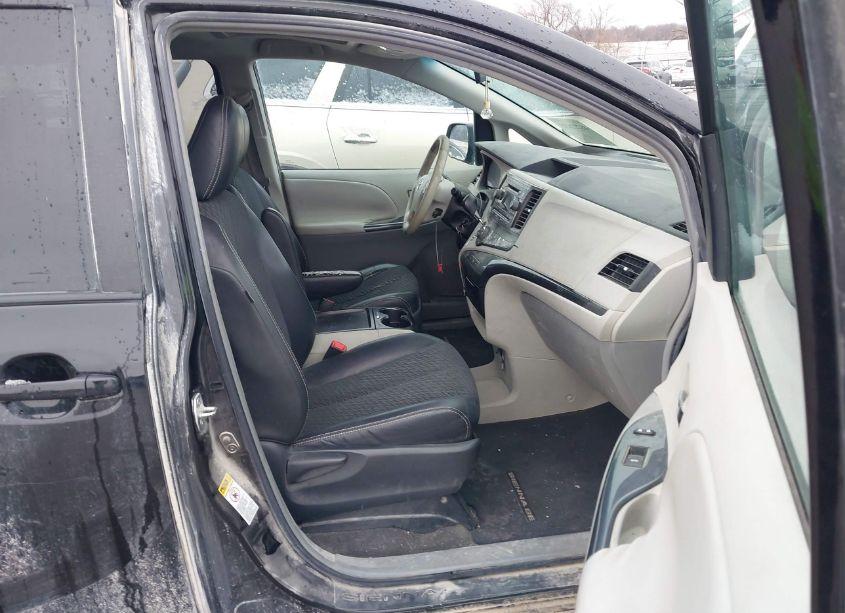 Photo 5 of 2011 Toyota Sienna SPORT (VIN 5TDXK3DC2BS137357)