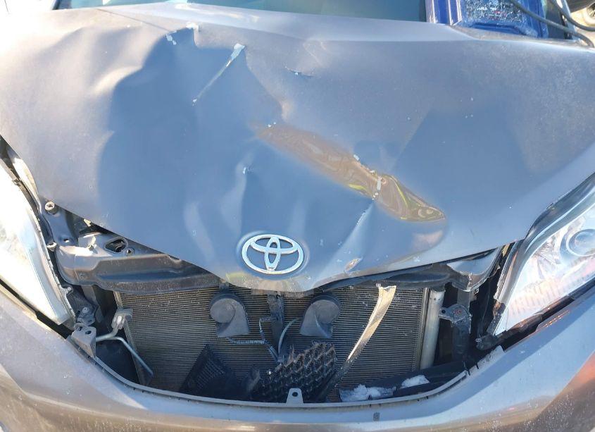 Photo 10 of 2013 Toyota Sienna SE 8 PASSENGER (VIN 5TDXK3DC2DS359528)