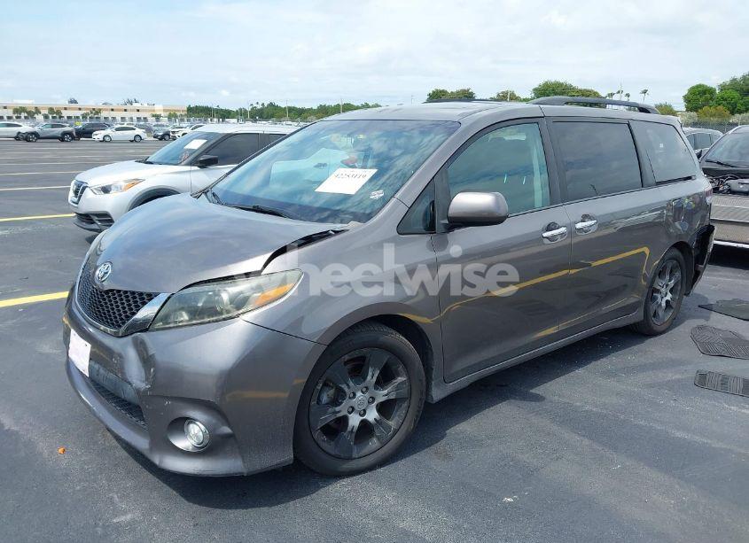 Photo 2 of 2015 Toyota Sienna SE 8 PASSENGER (VIN 5TDXK3DC2FS552698)