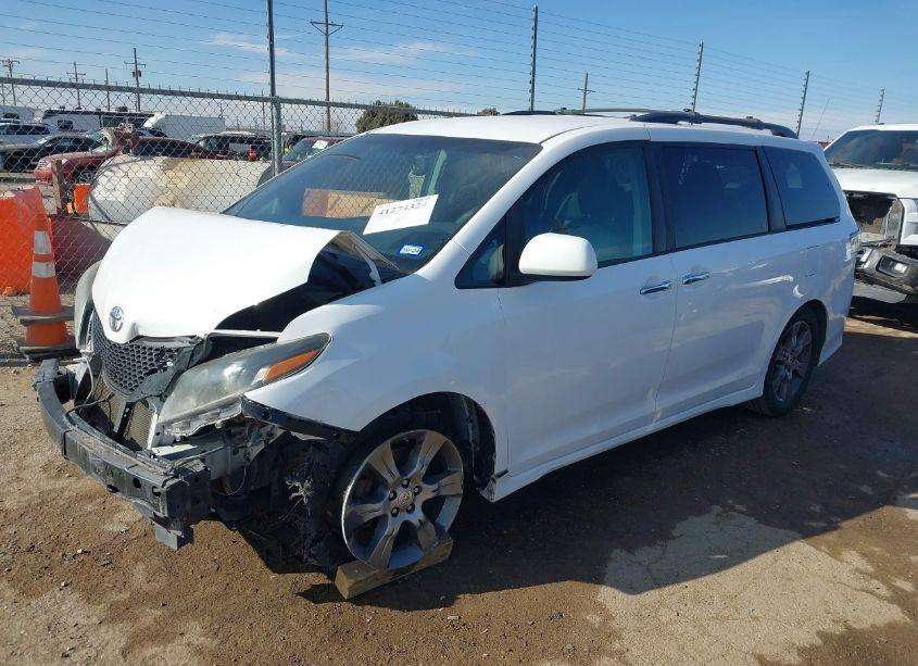Photo 2 of 2015 Toyota Sienna SE 8 PASSENGER (VIN 5TDXK3DC2FS556797)
