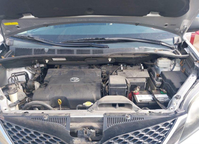 Photo 10 of 2011 Toyota Sienna SPORT (VIN 5TDXK3DC3BS124908)