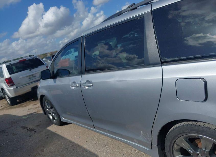 Photo 14 of 2011 Toyota Sienna SPORT (VIN 5TDXK3DC3BS124908)