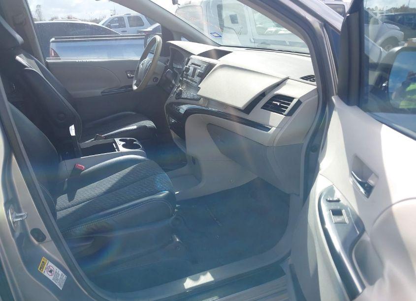 Photo 5 of 2011 Toyota Sienna SPORT (VIN 5TDXK3DC3BS124908)