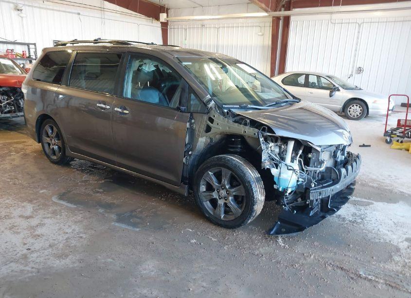 2015 Toyota Sienna SE 8 PASSENGER (VIN 5TDXK3DC3FS685311) main photo