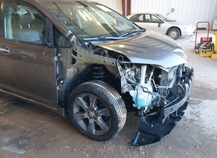 Photo 6 of 2015 Toyota Sienna SE 8 PASSENGER (VIN 5TDXK3DC3FS685311)
