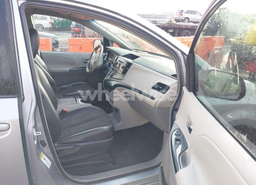 Photo 5 of 2011 Toyota Sienna SPORT (VIN 5TDXK3DC4BS070311)