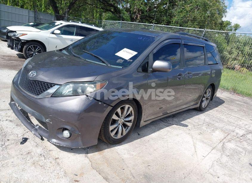 Photo 2 of 2011 Toyota Sienna SE (VIN 5TDXK3DC4BS092602)
