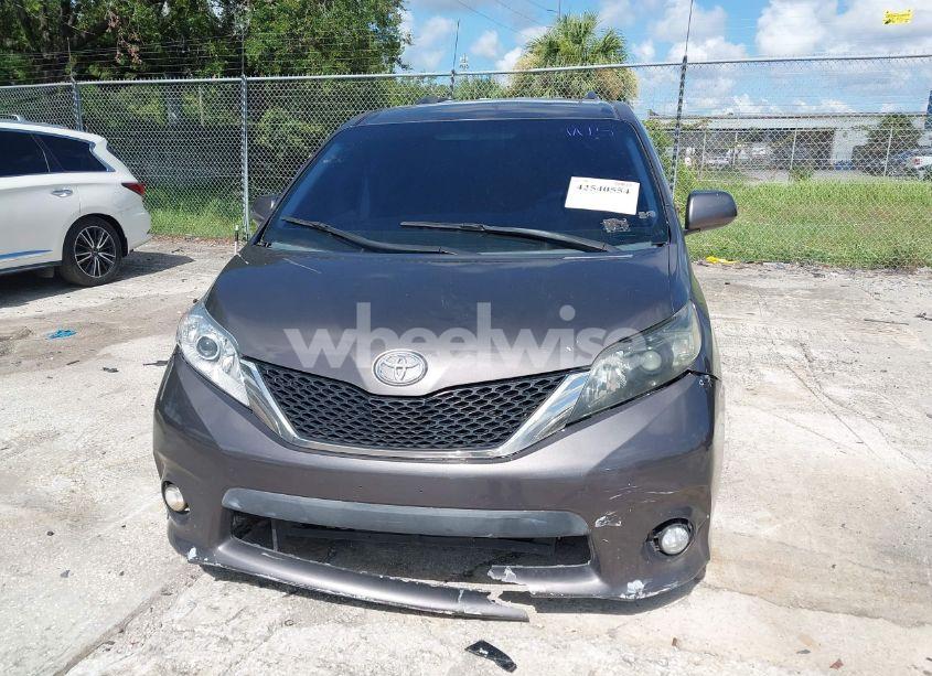 Photo 6 of 2011 Toyota Sienna SE (VIN 5TDXK3DC4BS092602)