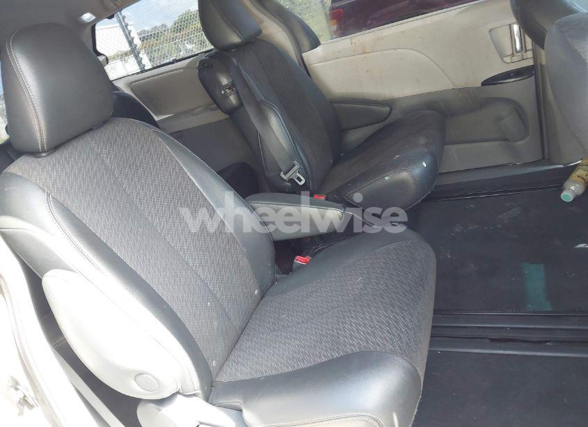 Photo 8 of 2011 Toyota Sienna SE (VIN 5TDXK3DC4BS092602)