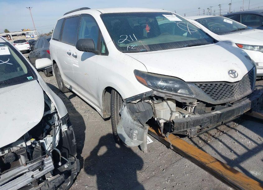 2016 Toyota Sienna SE 8 PASSENGER (VIN 5TDXK3DC5GS711036) main photo