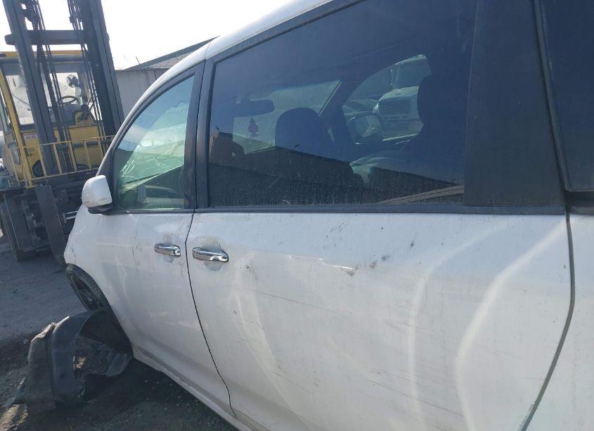 Photo 15 of 2016 Toyota Sienna SE 8 PASSENGER (VIN 5TDXK3DC5GS711036)