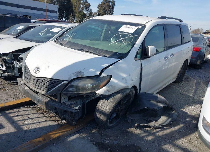 Photo 2 of 2016 Toyota Sienna SE 8 PASSENGER (VIN 5TDXK3DC5GS711036)