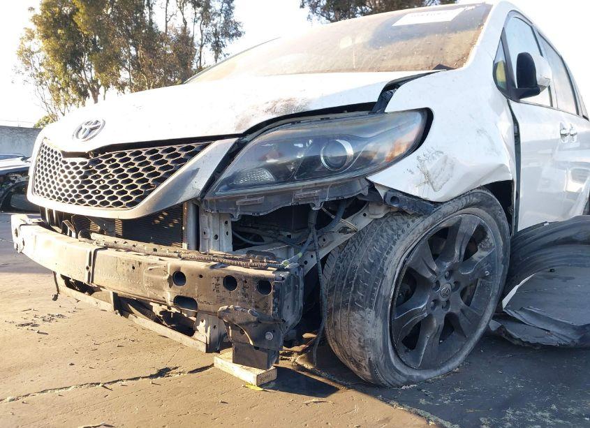 Photo 6 of 2016 Toyota Sienna SE 8 PASSENGER (VIN 5TDXK3DC5GS711036)