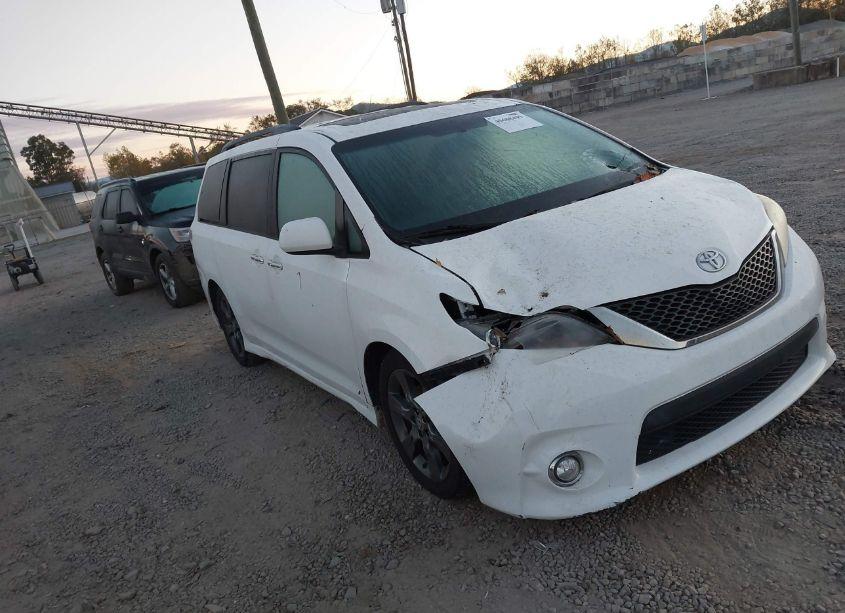 2016 Toyota Sienna SE (VIN 5TDXK3DC6GS718898) main photo