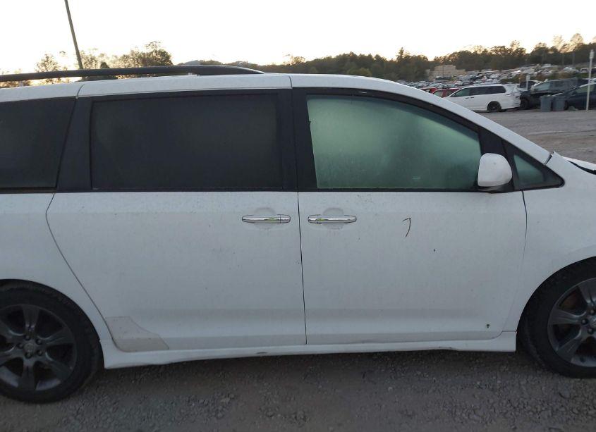 Photo 13 of 2016 Toyota Sienna SE (VIN 5TDXK3DC6GS718898)